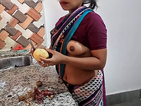 Indian aunty ko kitchen pe husband ne