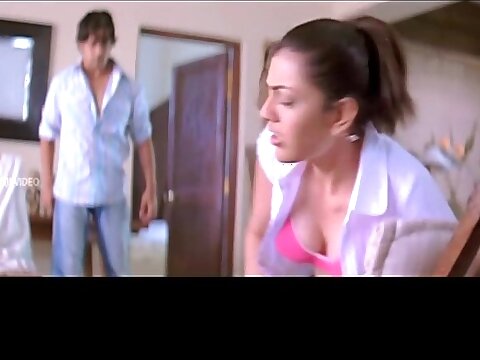 Gorgeous hotty Kajal Agarwal sparkes in